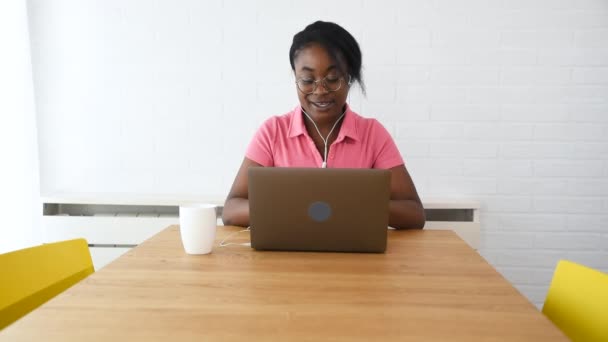 Fiatal Elégedett Szakértő Szabadúszó Üzletasszony Videohívások Bemutatása Laptopján Vállalati Alkalmazottakkal — Stock videók