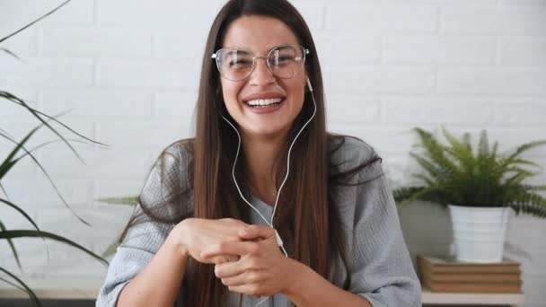 Giovane Donna Affari Freelance Esperto Soddisfatto Avendo Videochiamata Presentazione Sul — Video Stock