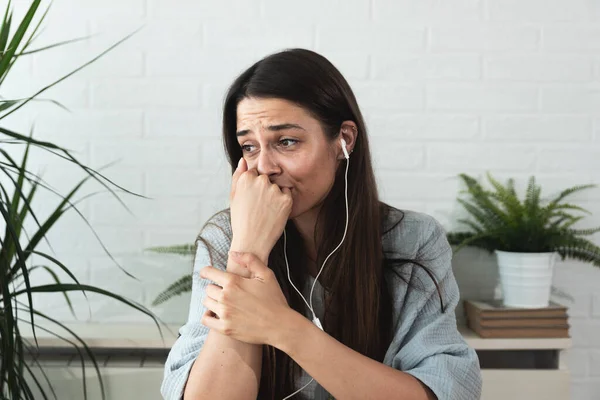Joven Mujer Estresada Deprimida Hablando Videollamada Con Psicoterapeuta Sobre Terapia —  Fotos de Stock