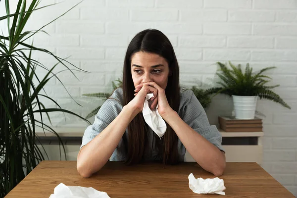 Giovane Bella Donna Che Soffre Depressione Seduta Suo Tavolo Casa — Foto Stock