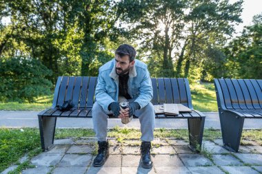 Genç hasta ruhlu, zavallı, sarhoş, alkolik, evsiz adam. Ya da şehirdeki ahşap bankta uyuyan mülteci. Sosyal belgesel konsepti.