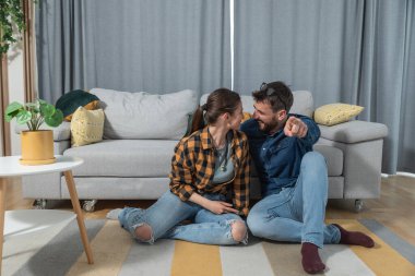 Mutlu genç çift rahat evlerinin zemininde oturmuş gülümsüyor ve kablolu TV 'de komedi filmi seyrediyor. Hafta sonlarını eğlenceli ve ilginç kılıyor.  