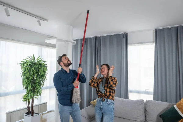 Genç çift tavana bakıp bağırıyor çünkü üst kattaki bir komşu gürültülü bir parti veriyor ya da apartman dairesini yeniliyor ve işçiler ağır aletlerle sondaj yapıyorlar.