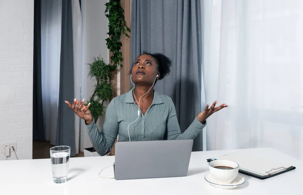 Genç başarılı iş kadını bir ofiste oturuyor ve üst kattaki ofisten gelen gürültüden dolayı çalışamıyor ve işçiler gürültü yapıyor.