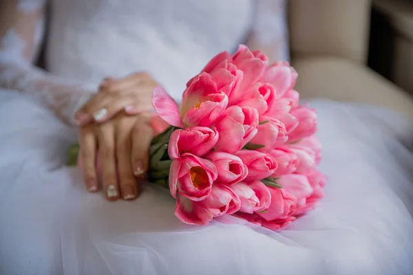 Kytice Tulipánů Rukou Nevěsty — Stock fotografie