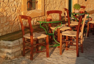 boş tablo sokak köy restoranında, Girit, Yunanistan. Günbatımı 