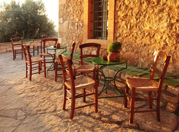 Restaurant rustique grec traditionnel en plein air sur terrasse — Photo