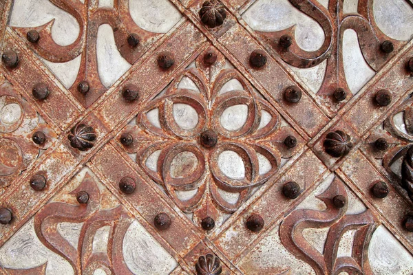 Detalhes enferrujados e ornamentos de ferro forjado porta medieval — Fotografia de Stock