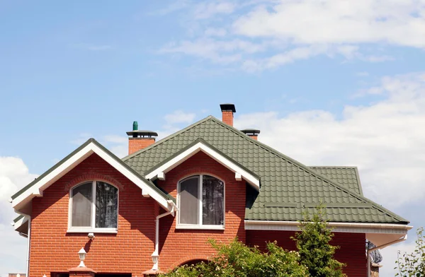 El techo verde de la hermosa casa con bonita ventana y cielo azul —  Fotos de Stock