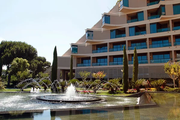 Construção contemporânea de hotel resort de luxo, fonte e garde — Fotografia de Stock