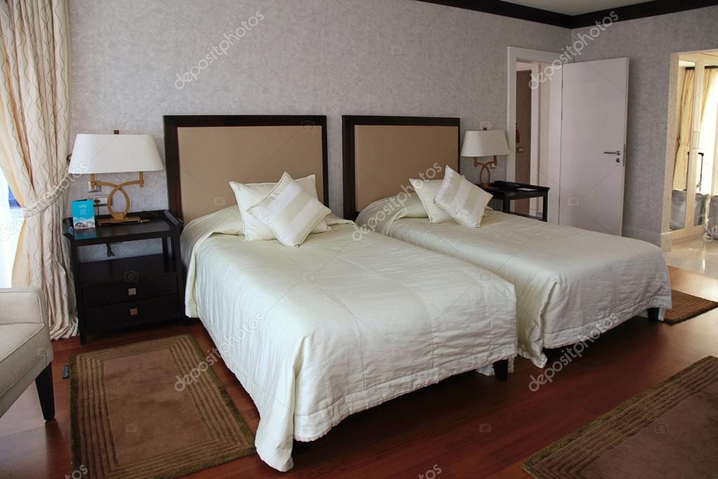 Modernes Hotel innen Schlafzimmer — Redaktionelles Stockfoto ... Modernes Hotel innen Schlafzimmer — Redaktionelles Stockfoto ...