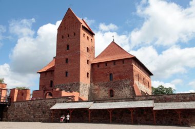 Turistler avluda Trakai Kalesi, Vilnius, Litvanya