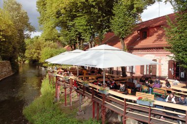 Uzupio Cumhuriyeti (Uzupis), Vilnius kafe terasında rahatlatıcı insanlar