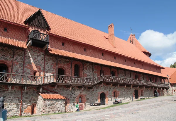 Turisté na nádvoří hradu Trakai, Vilnius, Litva — Stock fotografie