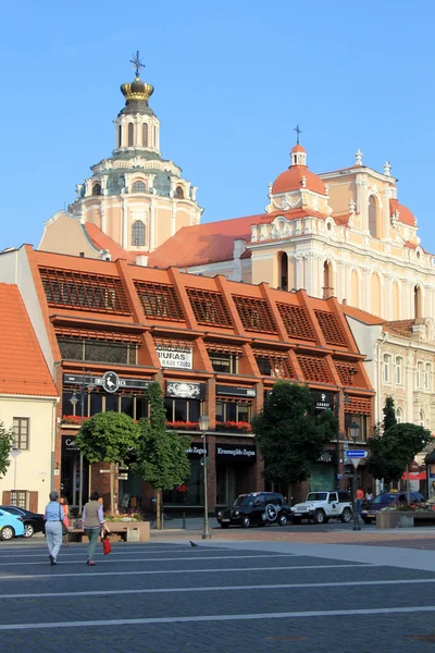 Der Rathausvorplatz und die Kirche des hl. Kasimir in Vilnius, litauisch — Stockfoto