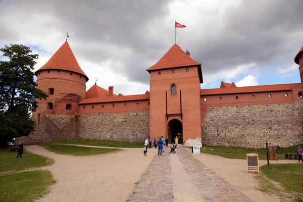 Туристы во дворе Тракайского замка, Вильнюс, Литва — стоковое фото