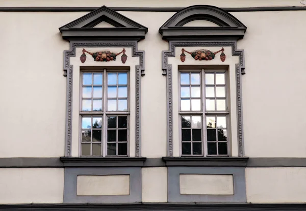 在维尔纽斯旧城的老建筑的窗户 — 图库照片