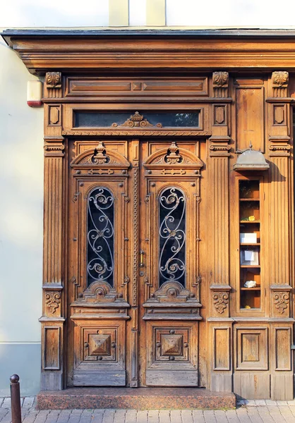 Резные деревянные двери — стоковое фото