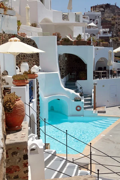 Piscina e terraço em resort de verão, Oia, Santorini — Fotografia de Stock