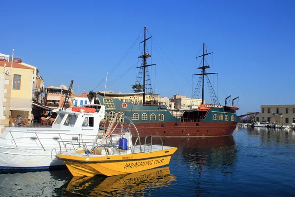 The old venetian harbor in Rethymno city at Crete island, Greece — Stock Photo, Image