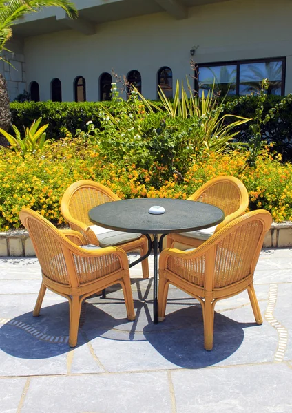 Asientos de mimbre en la terraza del hotel mediterráneo, Creta, Grecia —  Fotos de Stock