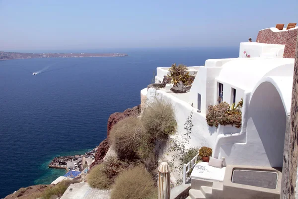Casa grega branca do recurso e mar aegean, Santorini, Greece . — Fotografia de Stock