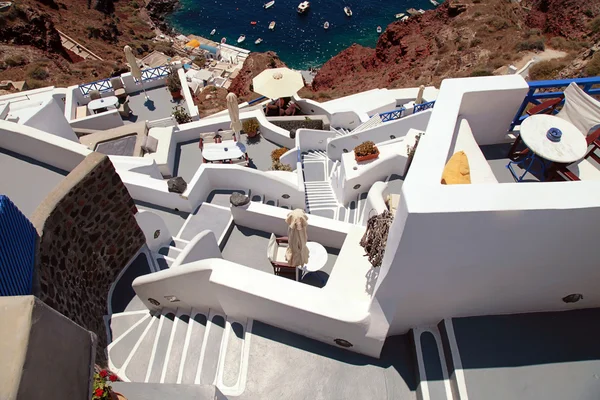 Escadas cinzentas e brancas na aldeia vulcânica Oia, Santorini, Grécia — Fotografia de Stock