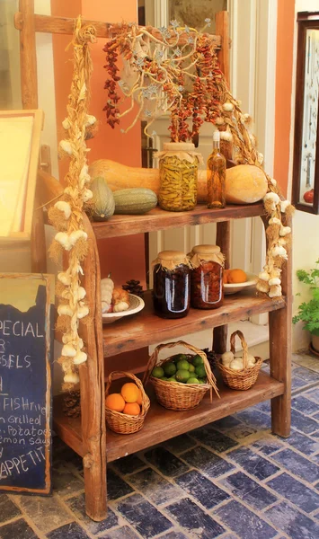 架子上的自制蜜饯、 罐头的食品和蔬菜，希腊 — 图库照片