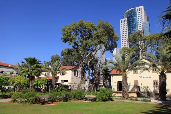 Sarona Mercado y rascacielos del Centro Azrieli en Tel Aviv, Israel — Foto de Stock