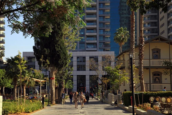 Mensen in Sarona marktgebied in Tel Aviv, Israël. Stockfoto