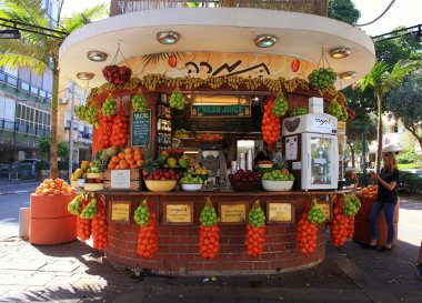 Taze meyve suyu durak yine Dizengoff Street, Tel Aviv, İsrail. 