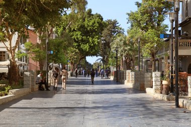 Açık hava ticari insanlarda Sarona Tel Aviv, İsrail'deki Merkezi.