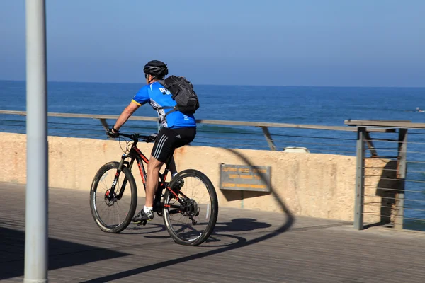 Israeli man ride bike on sea promenade in Tel Aviv, Israel. — Stock Photo, Image