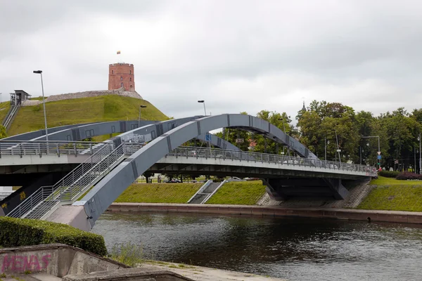 Neris river bridge and Gediminas castle, Vilnius, Lithuania. — Stock Photo, Image