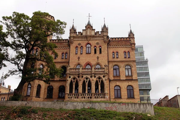 Neo-gotische gebouw van Kalvariju kasteel in Vilnius, Litouwen. — Stockfoto