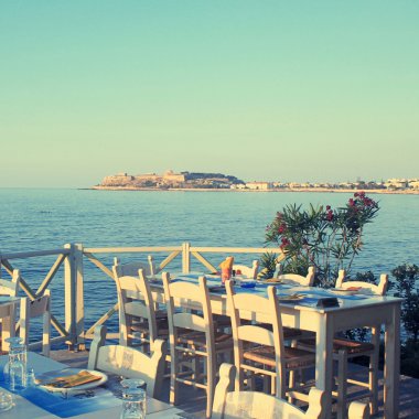 sokak Köyü'nde terasında geleneksel Yunan Açık Restoran