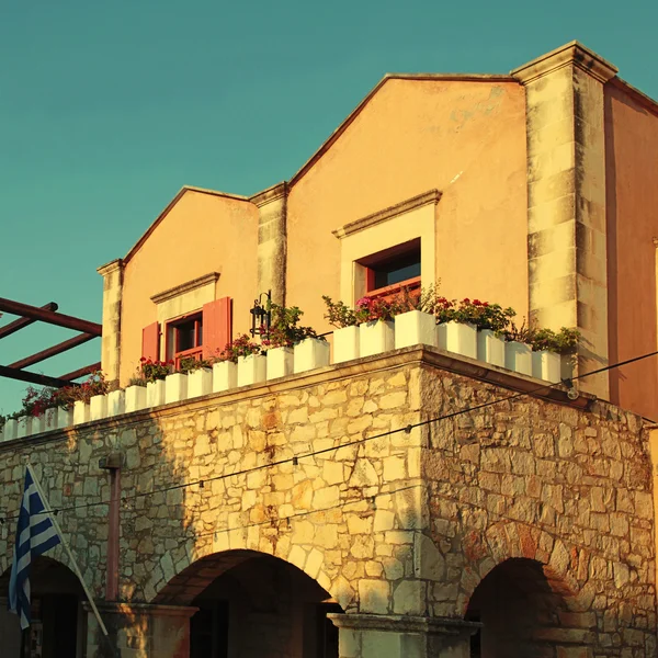 Casa de campo de pedra com terraço, Creta, Grécia . — Fotografia de Stock