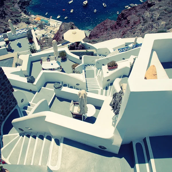 Escaleras grises y blancas en pueblo volcánico Oia, Santorini, Grecia — Foto de Stock