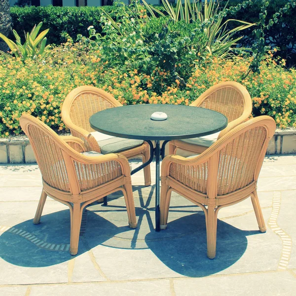 Asientos de mimbre en la terraza del hotel mediterráneo, Creta, Grecia —  Fotos de Stock