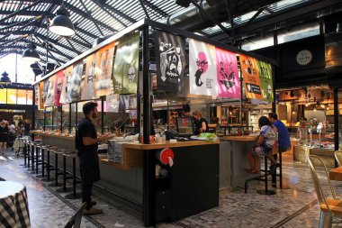 Saron modern açık mutfak restoranda öğle yemeği insanlar