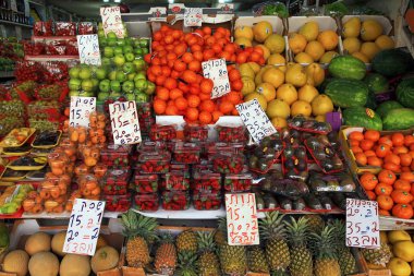 Tel Aviv, İsrail'deki açık Carmel piyasada taze meyve.