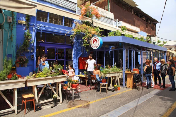 Pessoas no café ao ar livre no popular distrito de mercado de pulgas de Jaffa, Tel Aviv — Fotografia de Stock