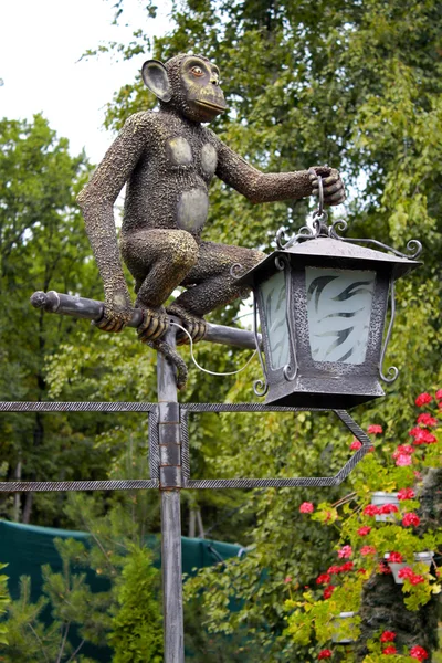 Laternen-Affenstatue im Park. — Stockfoto