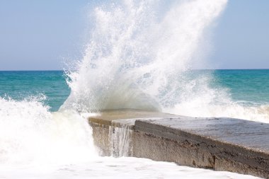 bir dalgakıran kırma dalgalar deniz