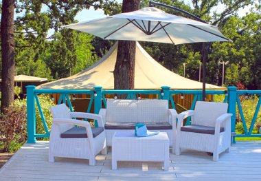 hasır koltuk ve yaz bahçede tablolarda