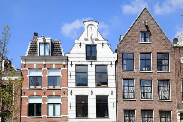 Traditionelle holländische mittelalterliche Bauten in amsterdam, Niederlande — Stockfoto