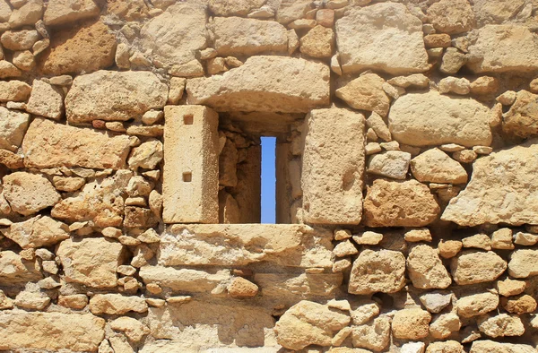 Janela em ruínas de parede de pedra velha — Fotografia de Stock
