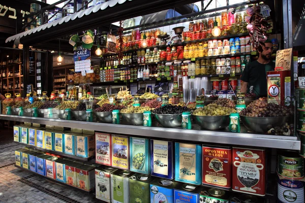 Sortimento de azeitonas marinadas no Mercado Sarona Gastro, Tel Aviv — Fotografia de Stock