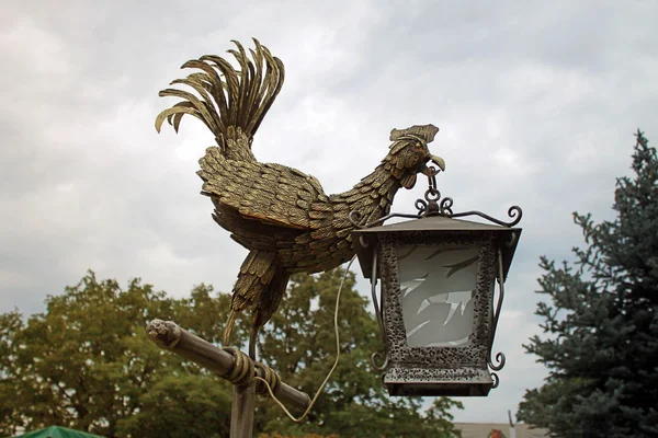 Lanterna estátua de galo de bronze no parque . — Fotografia de Stock
