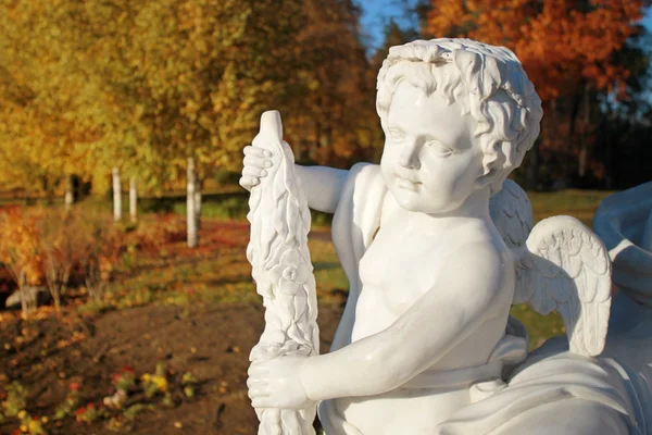 Estátua de mármore jardim de anjo — Fotografia de Stock